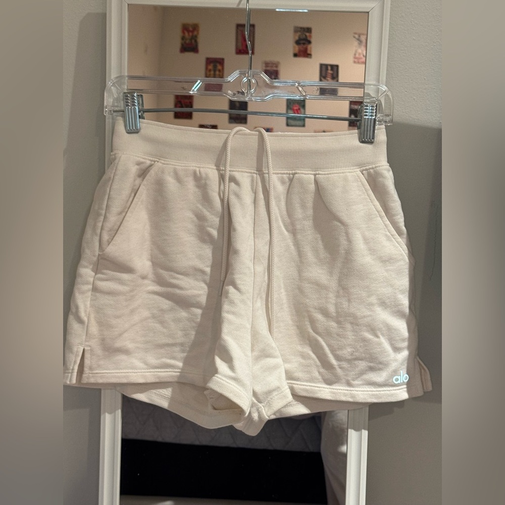 ALO YOGA SHORT IVORY